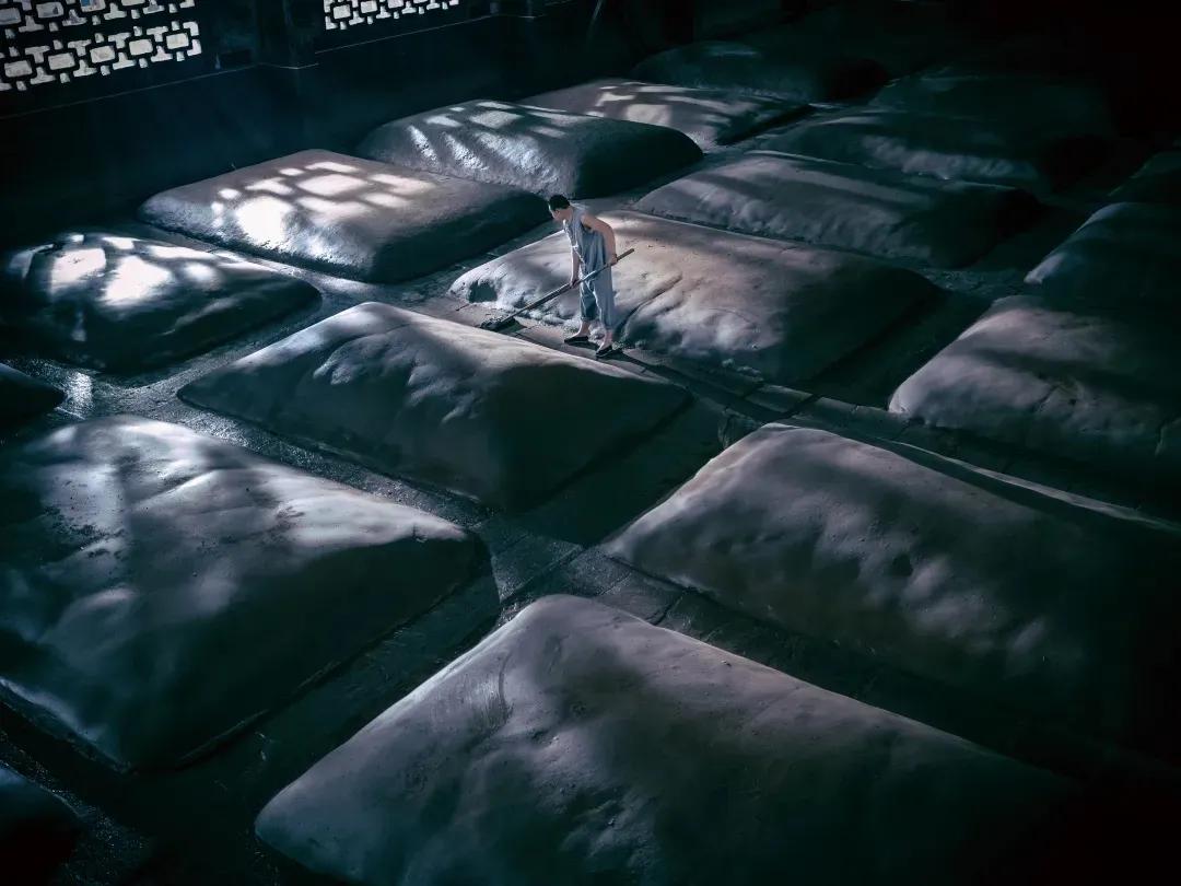 诗传泸酒香，杯杯国宝窖池原浆，邀君共品泸州山水岁月的醇厚绵长