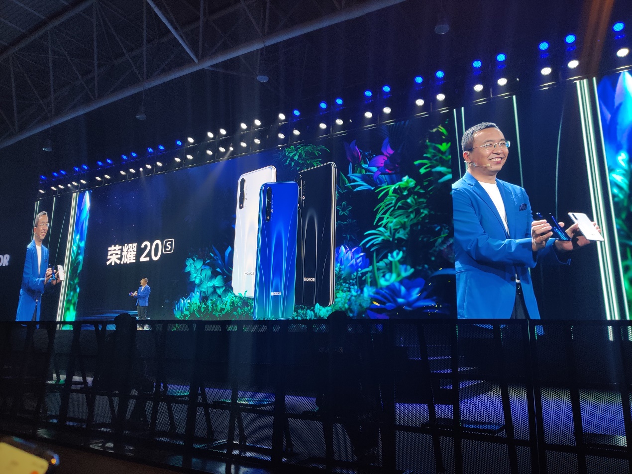 现男友同款创新自拍手机荣耀20s正式发布，仅1899元起售