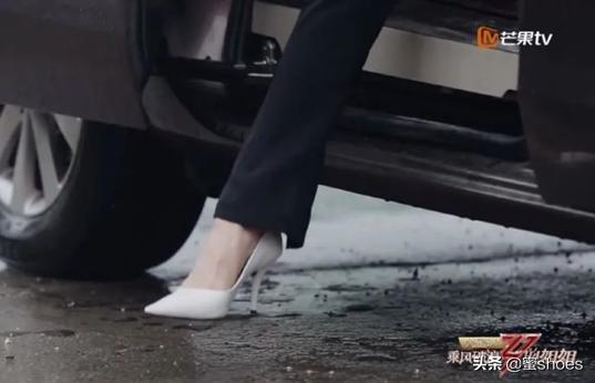 银白色高跟鞋推荐低跟,显白高级的高跟鞋你值得拥有