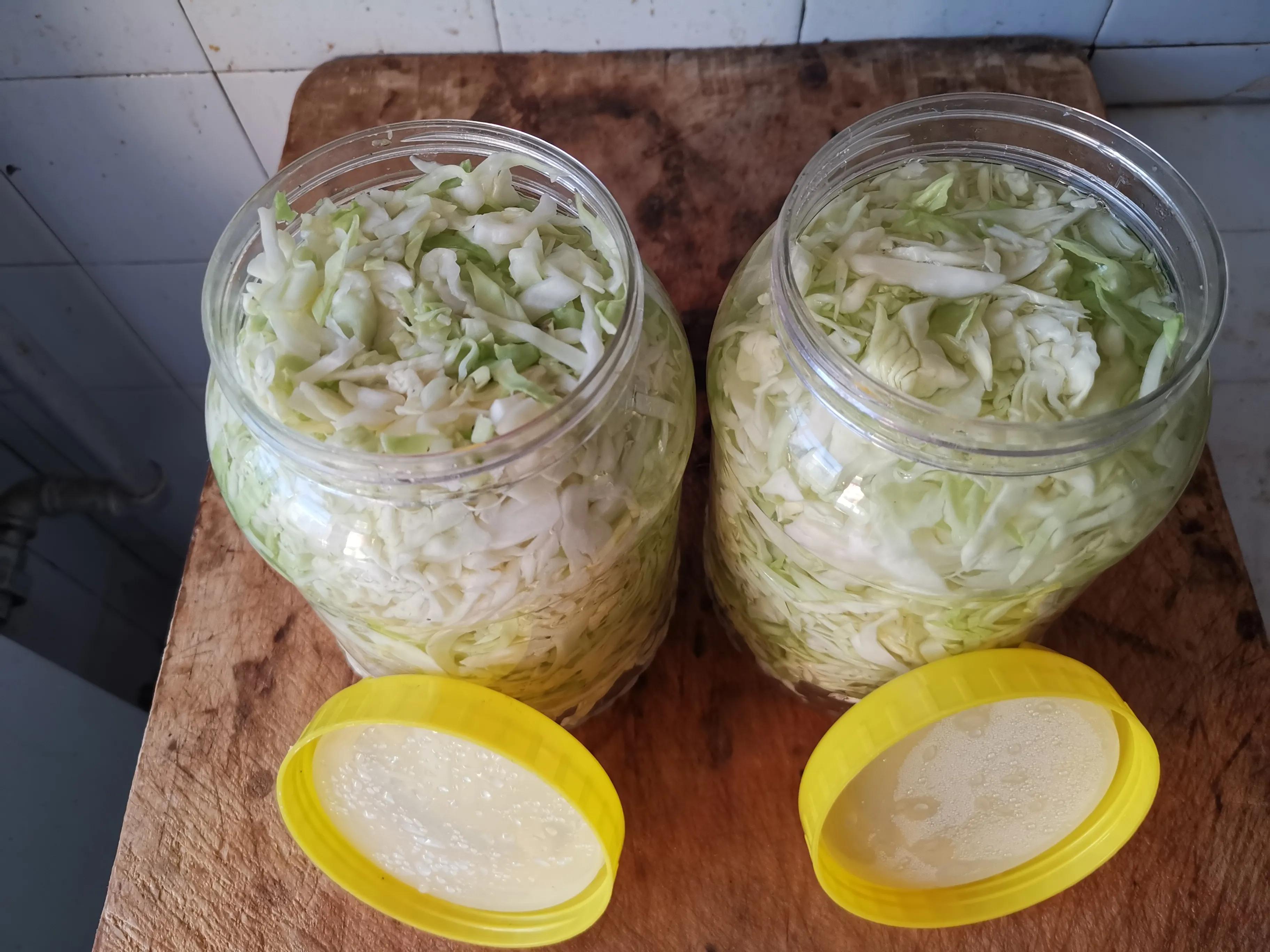 玻璃泡菜坛腌酸菜,泡菜缸里泡老坛酸菜