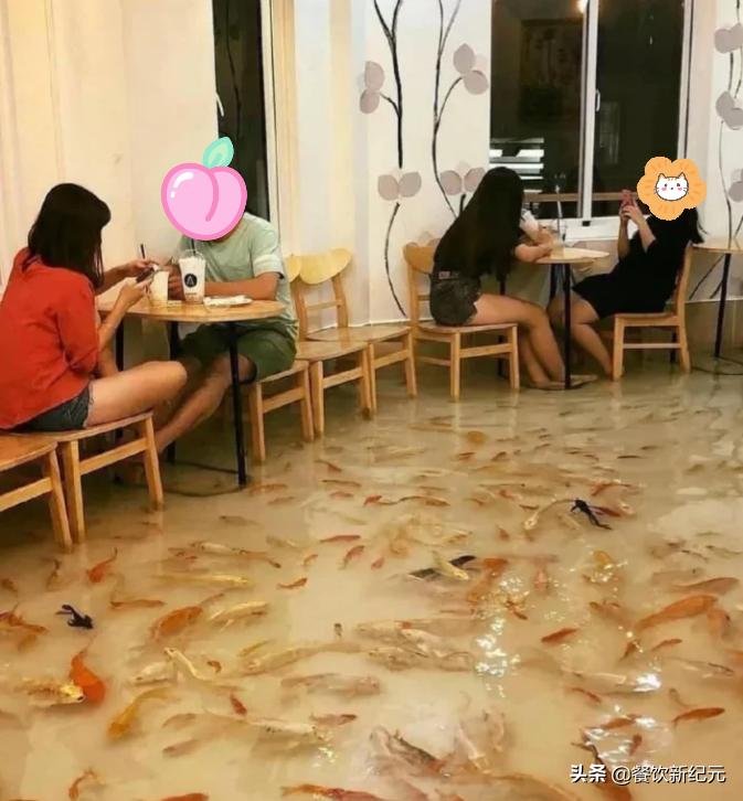 江西南昌，女子在奶茶店泡脚，走红朋友圈，网友：老板太有才了