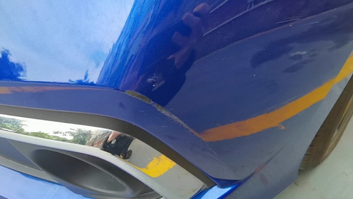 汽车被刮蹭漆了怎么处理最便宜,新车刮蹭划痕怎么处理