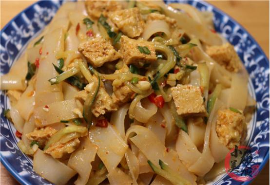 凉皮发黏容易断是什么原因,凉皮发粘还开裂原来这2步没做对