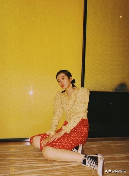 周雨彤穿板鞋图片,周雨彤spell牛仔裤穿搭