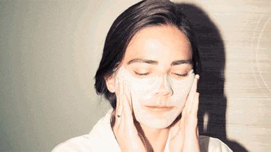 脸上有个光滑不痛不痒的小疙瘩,脸上皮肤粗糙长疙瘩是怎么回事