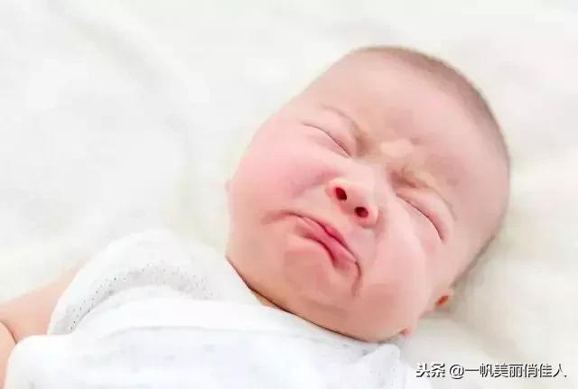 宝宝一哭就憋气脸发紫发黑,宝宝每次一哭就憋的脸色发紫