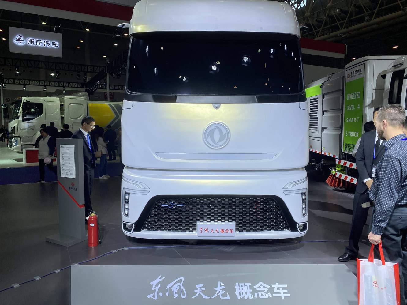 内饰很科幻的商务车,科幻感内饰