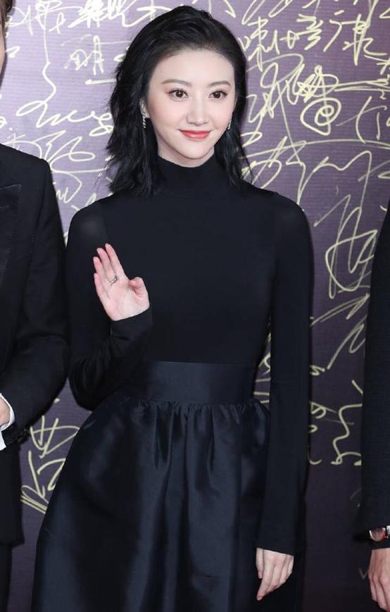 杨幂赵丽颖冻到飙泪,赵丽颖走红毯冻人