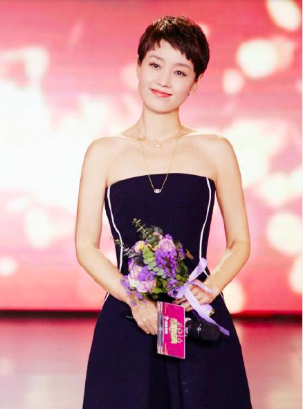 曾黎穿衣打扮图片大全,曾黎戴墨镜西装照片