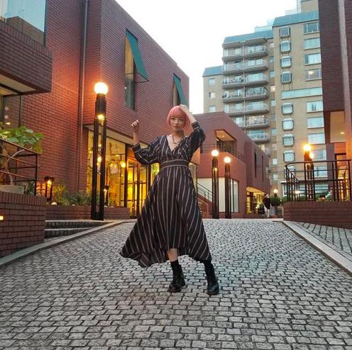 比超模吉娘娘还野，60岁的芭比转行做网红，教人保养健身与冥想