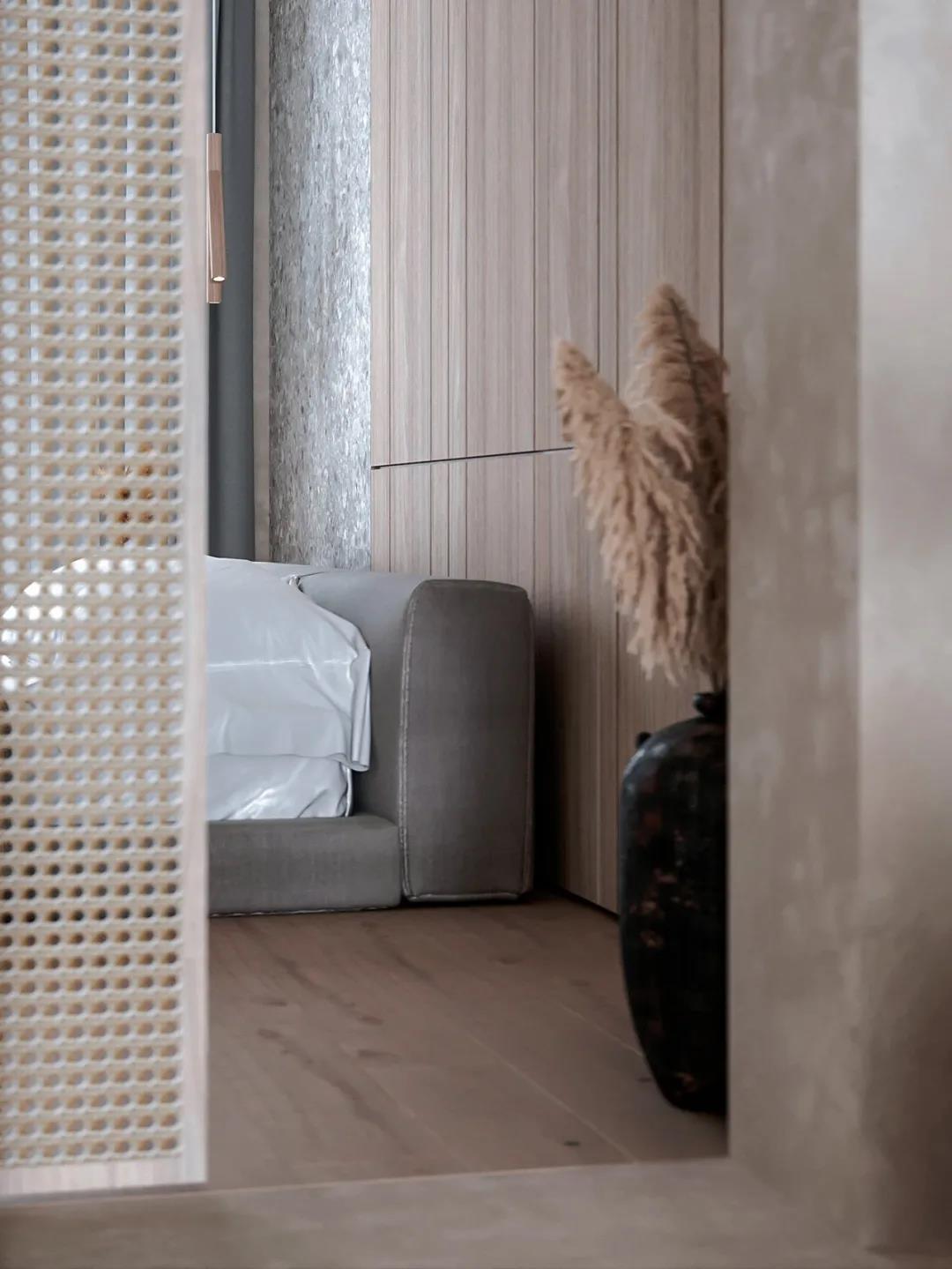 石与木的搭配，极简中透露着温暖