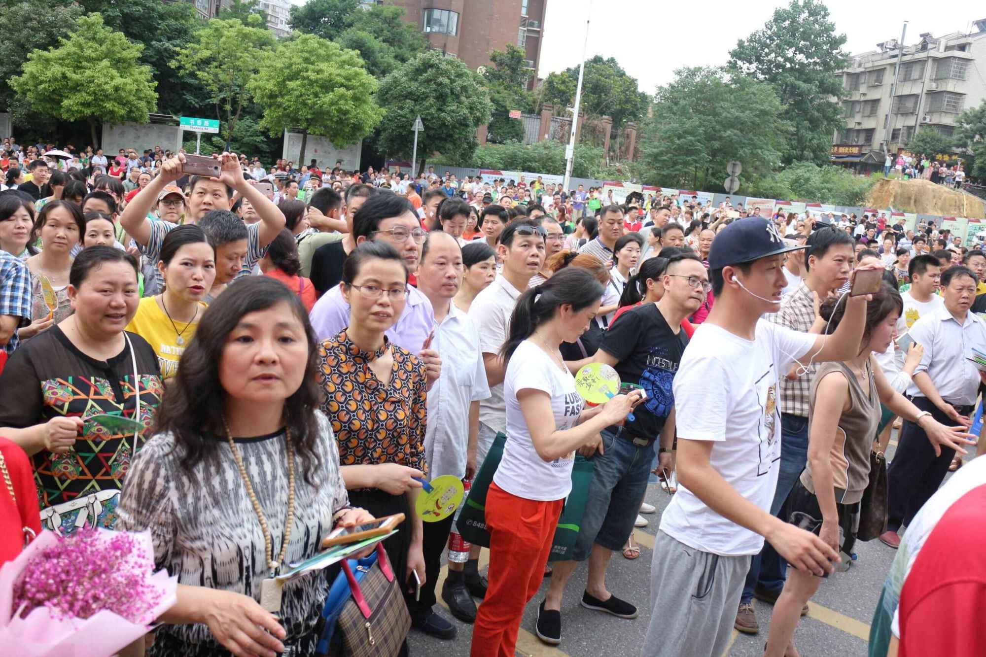 怎样与高三孩子沟通高考成绩,孩子高考即将高考家长该如何做