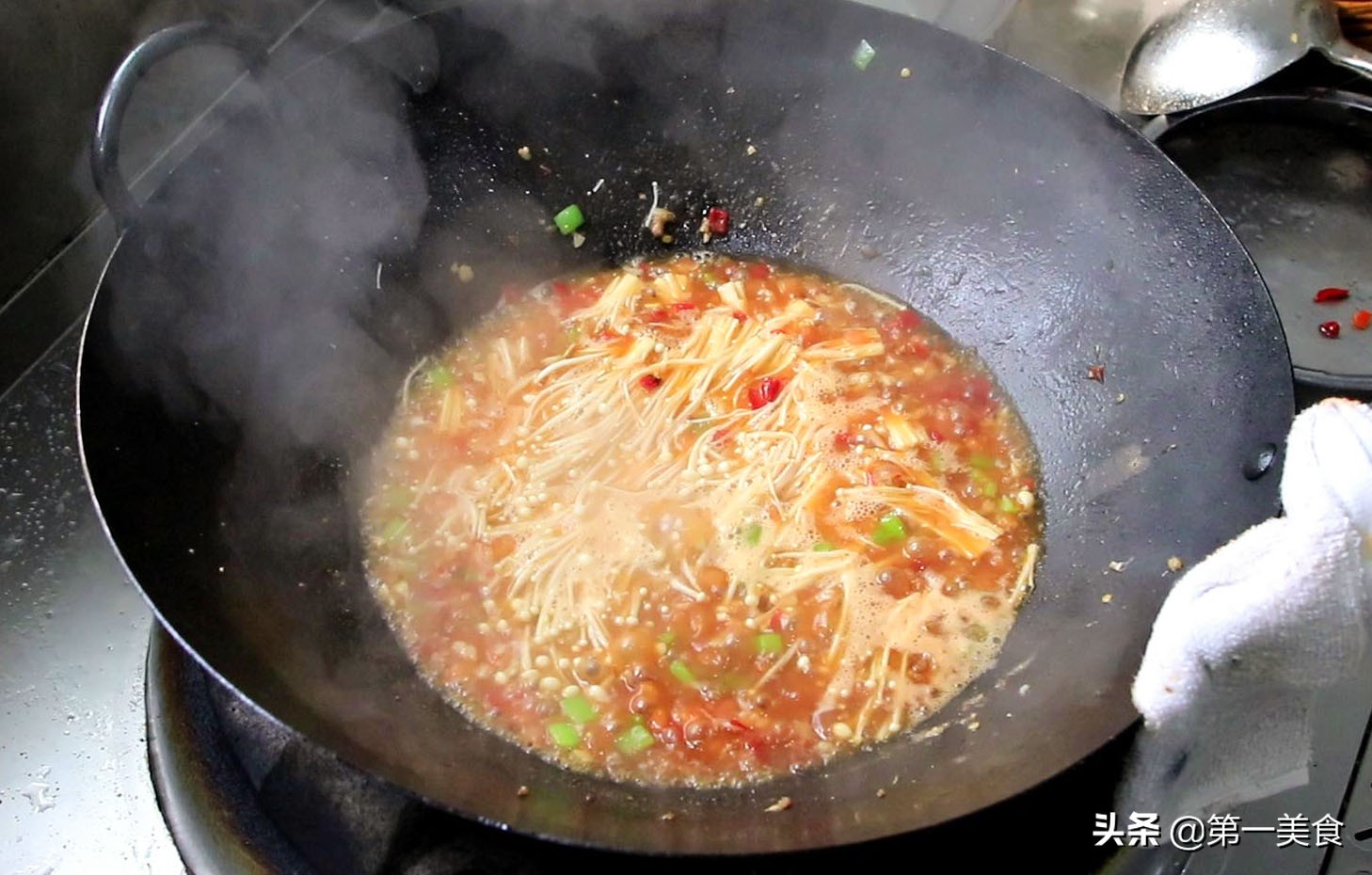 如何自制爽脆香辣金针菇,锡纸金针菇汤汁最简单的做法