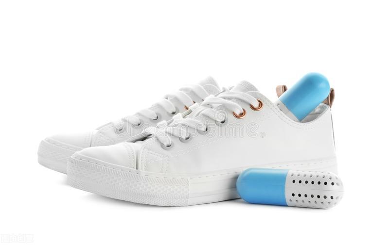 小白鞋洗干净的方法,怎么刷小白鞋最干净