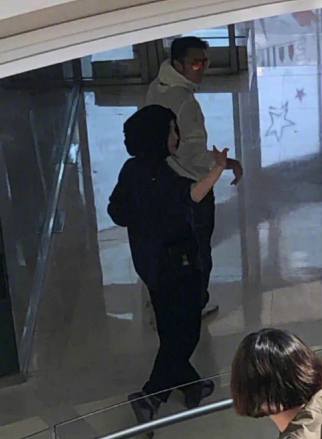 王菲谢霆锋的感情能走到最后吗,王菲谢霆锋时隔23年牵手现身机场