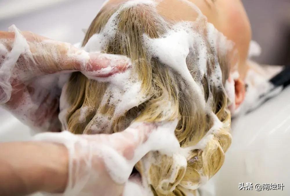 40岁白头发突然增多怎么治,青少年头发少怎么才可以增多