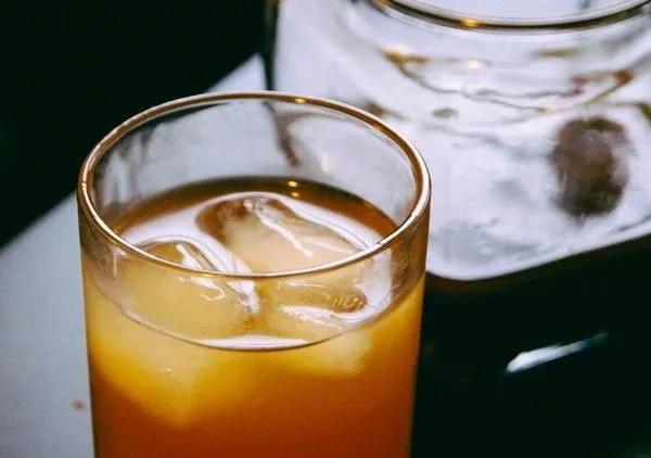 夏天冰饮果汁自制,自制饮品轻松喝一杯纯果汁