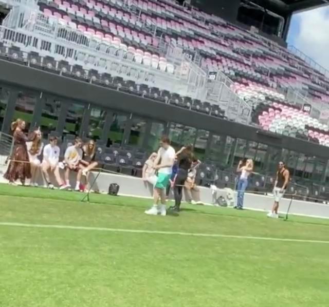 贝克汉姆抱孩子领孩子上街,贝克汉姆带儿子出现足球场