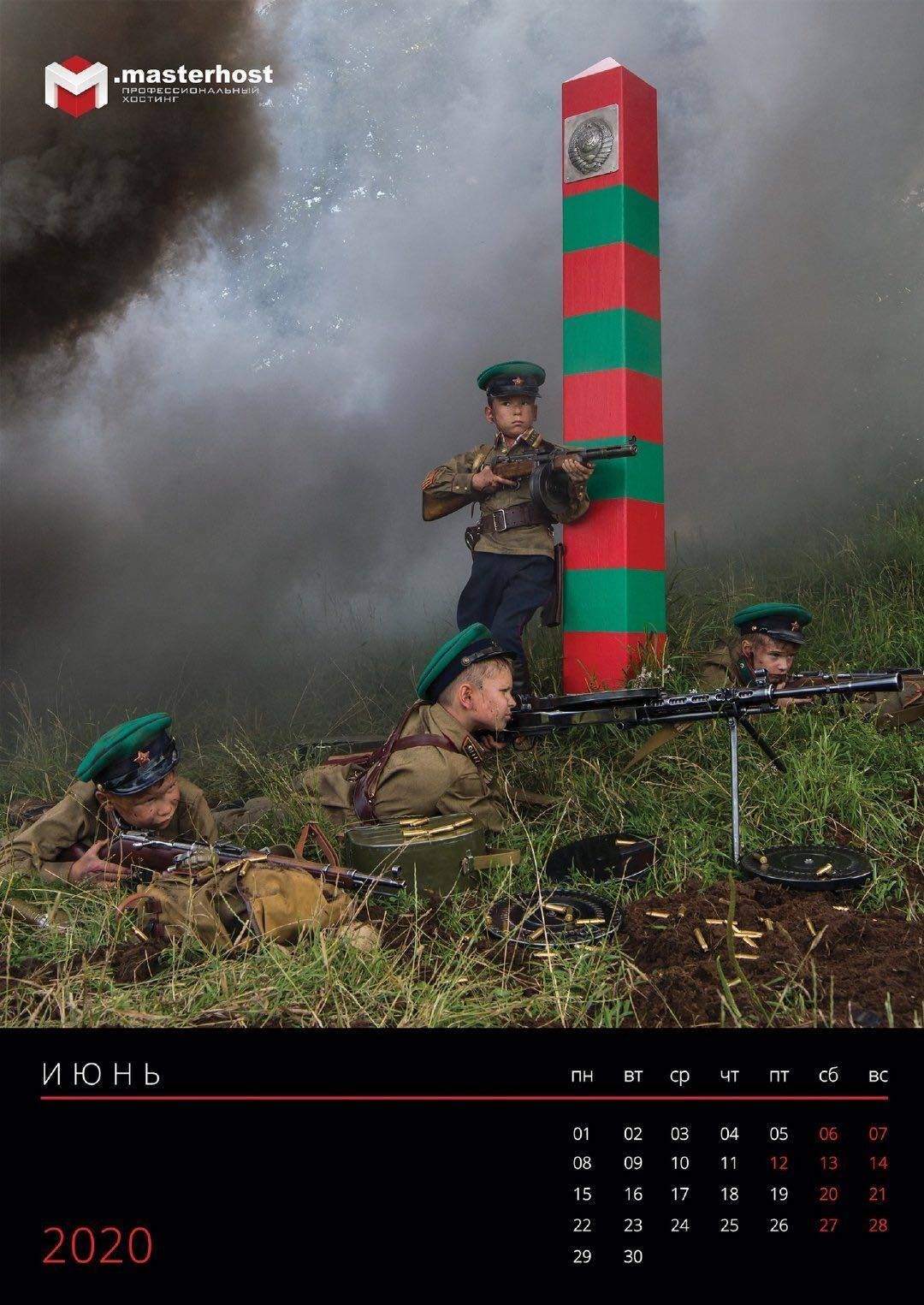 战斗民族的萌娃月历:孩子们手持冲锋枪登上坦克,再现二战场景