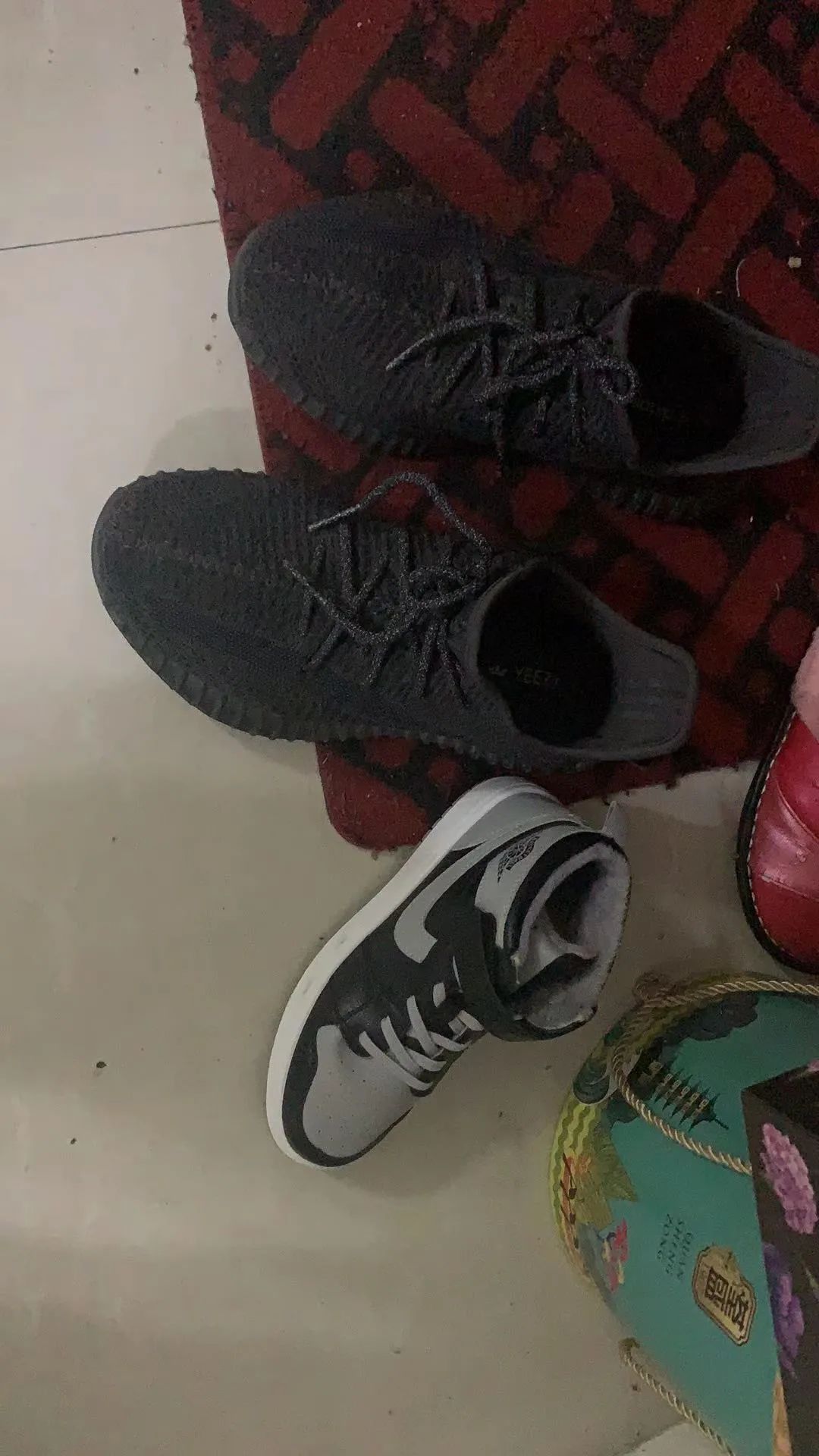 涨见识了!原来很多开宝马的都有一面鞋墙,穿的球鞋不上千就上万