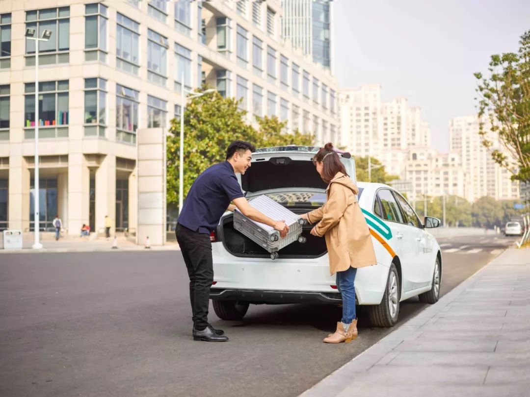 快递小哥违章闯红灯伤亡多少,快递小哥集体闯红灯