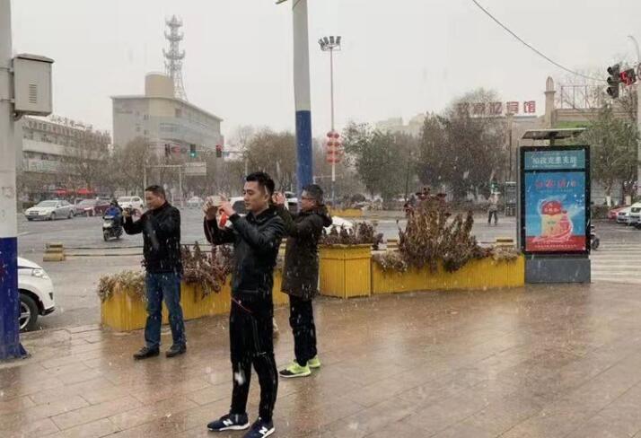 晨看*疆新**｜乌市这场雪达到暴雪级别，*疆新**铁路27趟列车停轮或停运