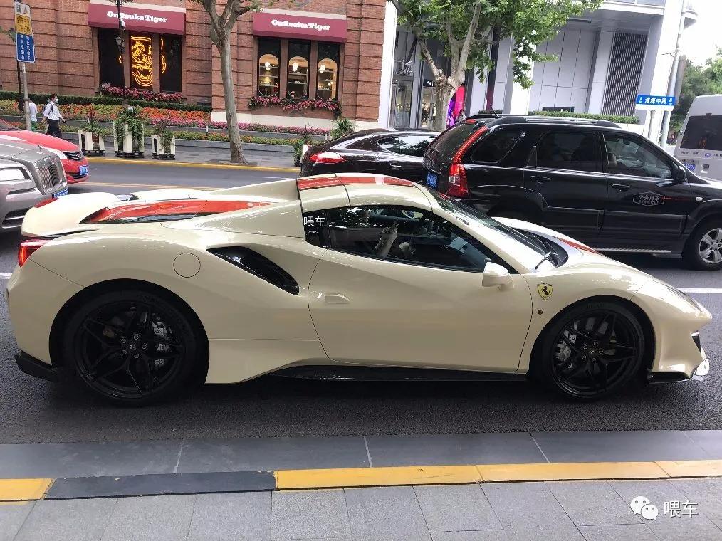 蒋鑫开法拉利上街,车牌特意选带4的,旁边的劳斯莱斯被吸引