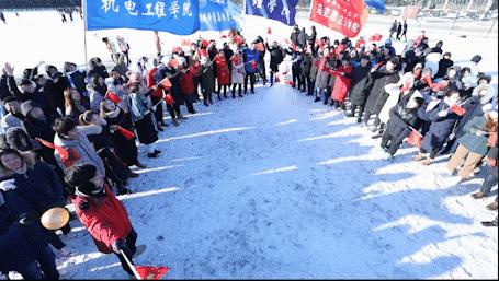 高校雪地双航母,哈尔滨一高校操场惊现双航母