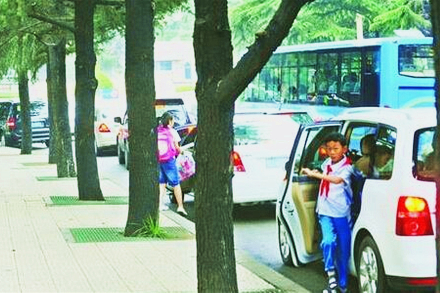 孩子问妈妈为什么咱家没有车,孩子问家里为什么没有车怎么回答