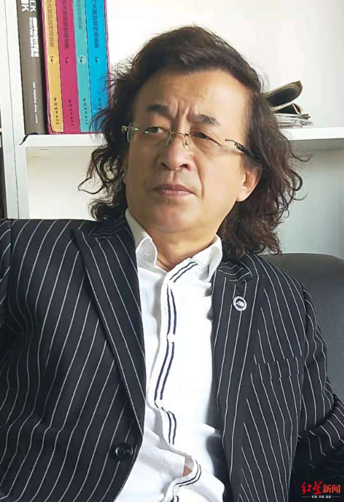 要求员工一天做100张图的王小琴走红,其公司目前仍在正常办公