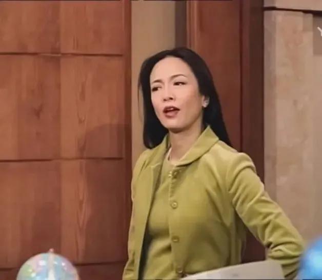 还记得2000年拿下黄子华的中环女律师MissMo穿过什么吗？