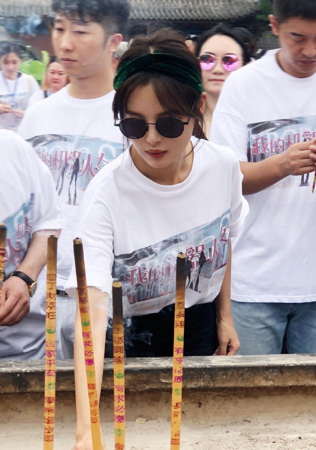 发带怎么戴才好看适合脸大的女生,怎么戴发带才好看