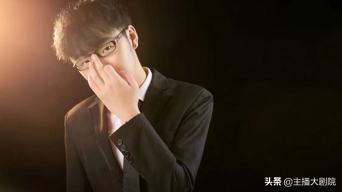 铁山靠正式收小样为徒,首徒粉丝质疑小样事迹