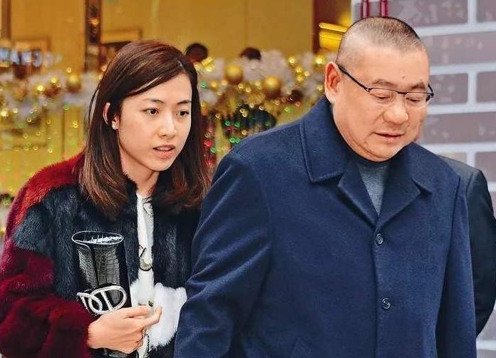 66岁刘銮雄花3亿换肾，37岁妻子为他生三胎，直接送了24套房子