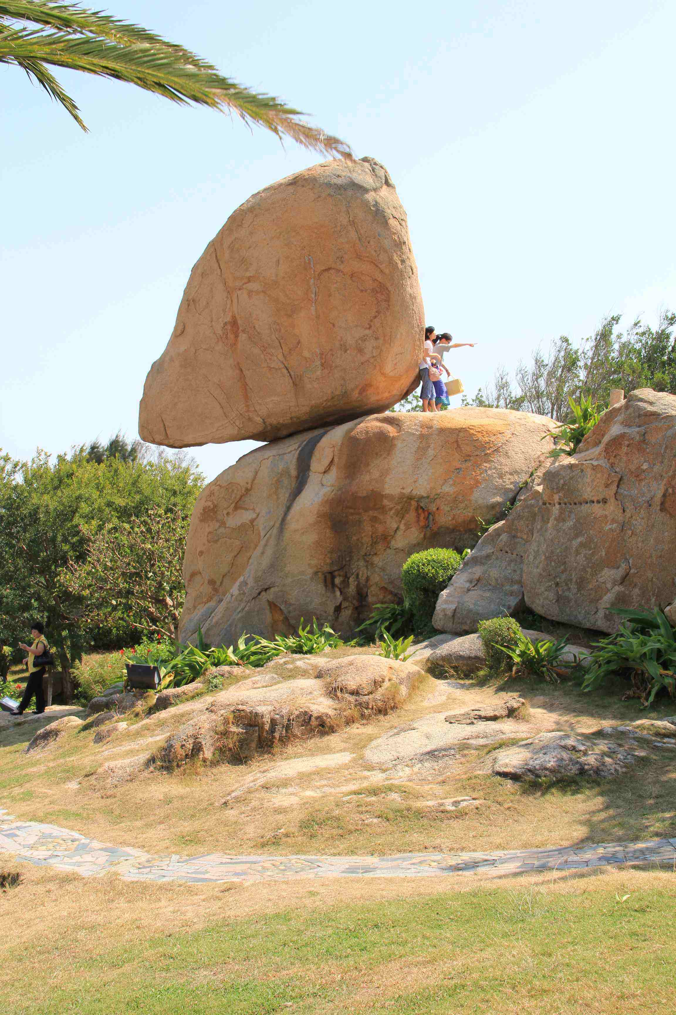 天下第一奇石福建东山岛风动石,福建东山岛天下第一奇石