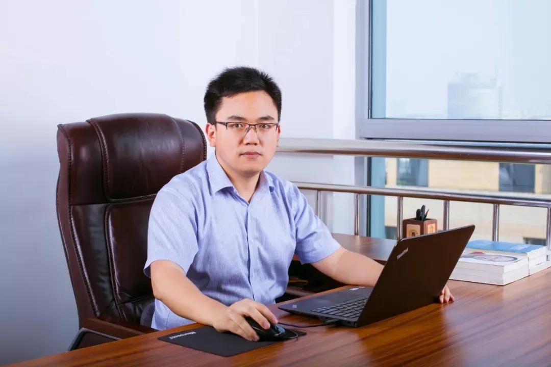 80后精神小伙辞职创业,80后小伙辞职后创业