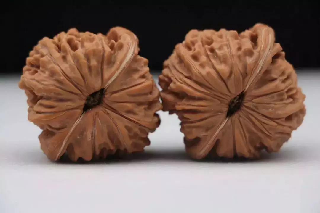 文玩核桃越盘越黑,盘文玩核桃的好处