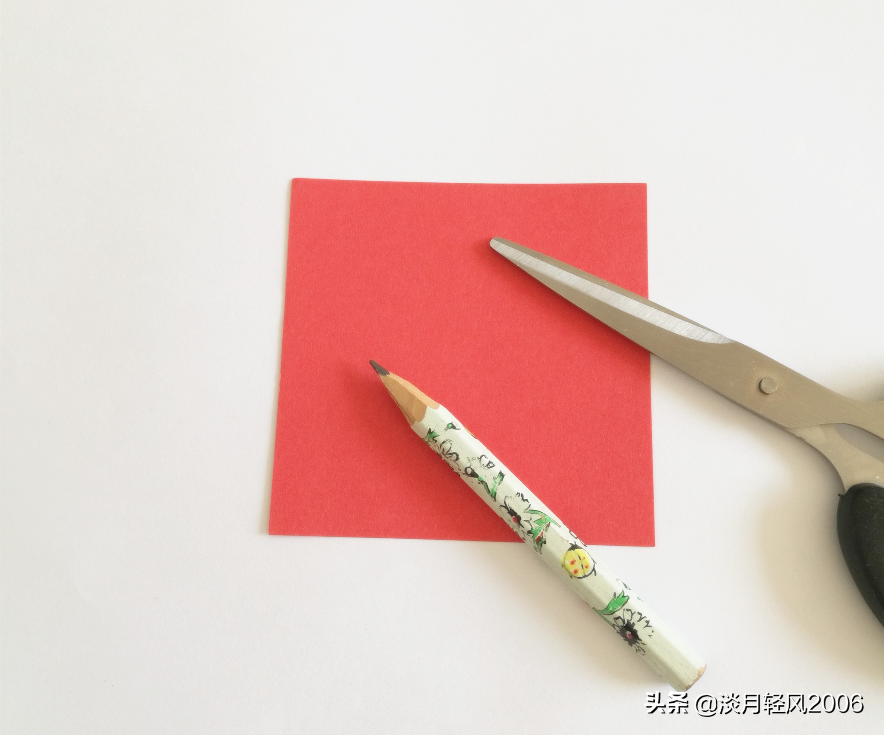 简单有趣的卡纸折心,小孩子拿卡纸折爱心