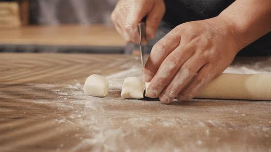 蒸出来的馒头里面有很多气孔,大厨蒸烤一体蒸馒头