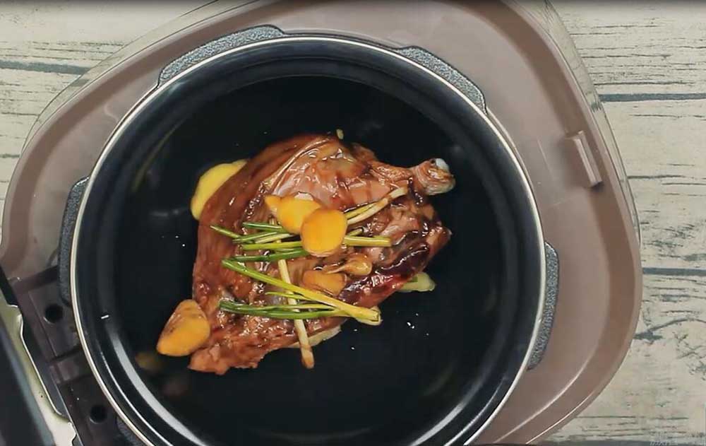 老妈把整只鸡放进电饭煲，45分钟后整只鸡端上桌，连骨头都抢光