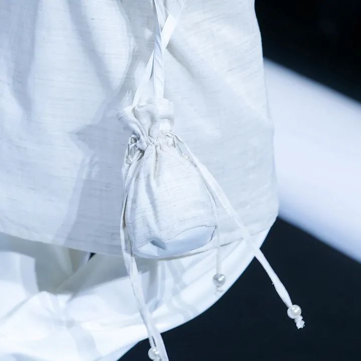 2021秋冬女装款式流行趋势,2018秋冬趋势报告巴黎时装周