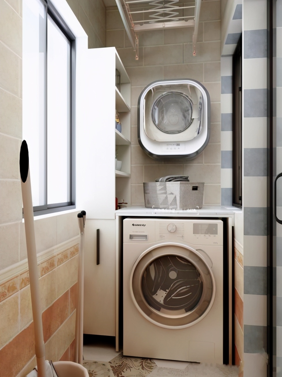 卫生间外边隔开做晾衣区,厕所连通阳台做洗衣区