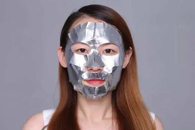 面膜塑料纸需要敷在脸上还是撕掉,面膜上的塑料纸要不要拿掉