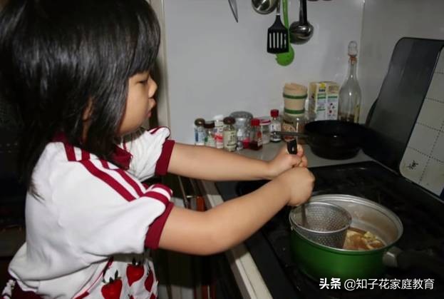 狠心爸爸“抛弃”失明女儿，背后真相令人泪崩......