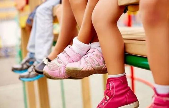 孩子总是脱袜子不穿鞋,小孩子为什么穿不住袜子