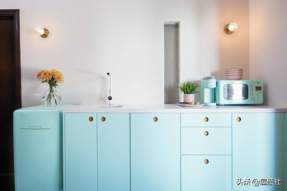 好莱坞明星詹妮娜的豪宅曝光。混搭复古，大胆涂色，居然还配秋千