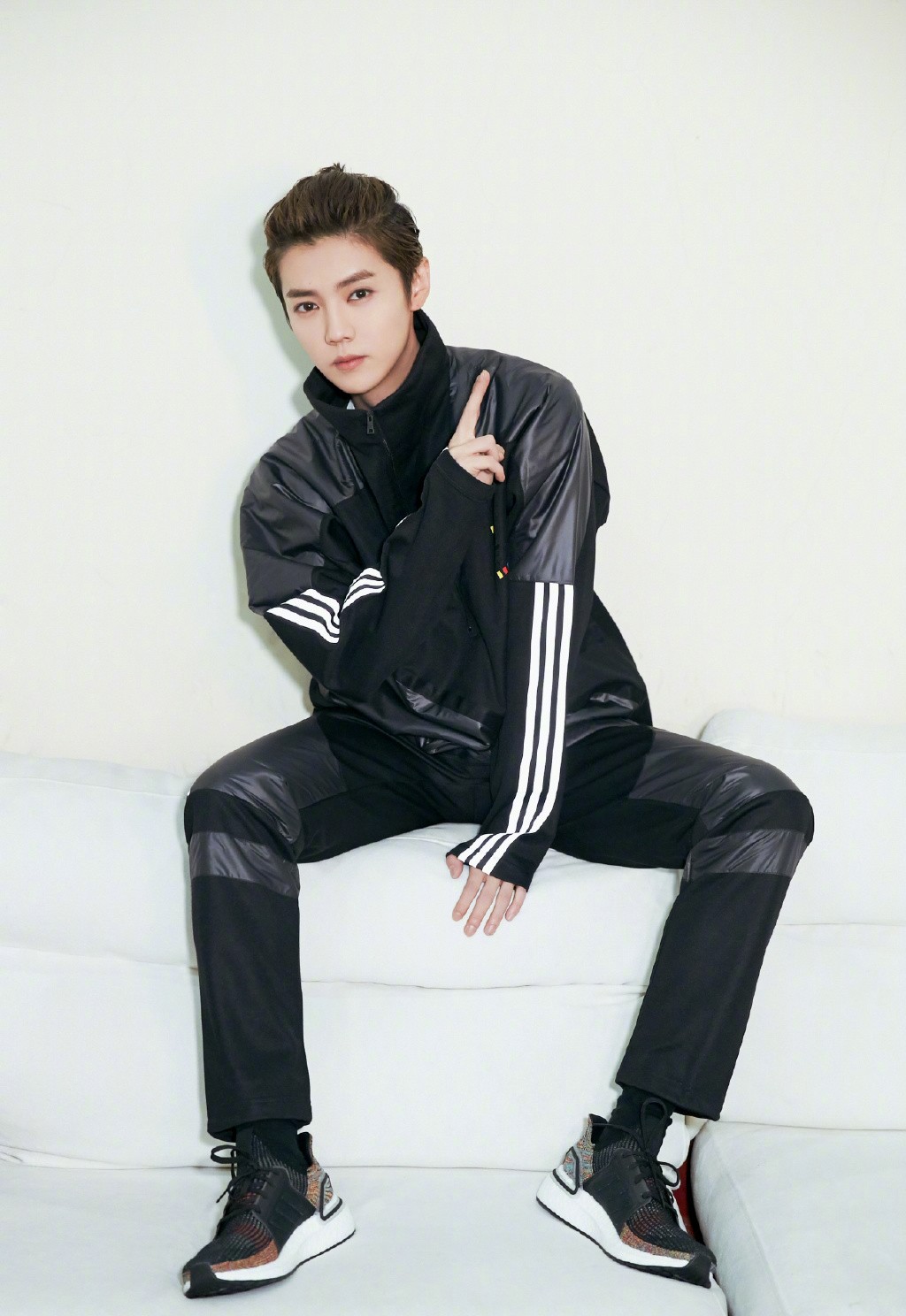 鹿晗穿过黑色运动鞋吗,鹿晗黑色装
