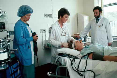 抑郁症：什么人需要电休克治疗？电休克治疗真的管用吗？