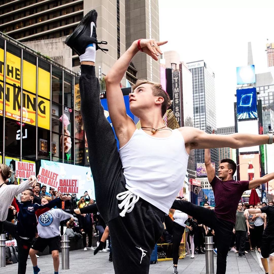 芭蕾舞乔治王子,英国小王子乔治跳芭蕾