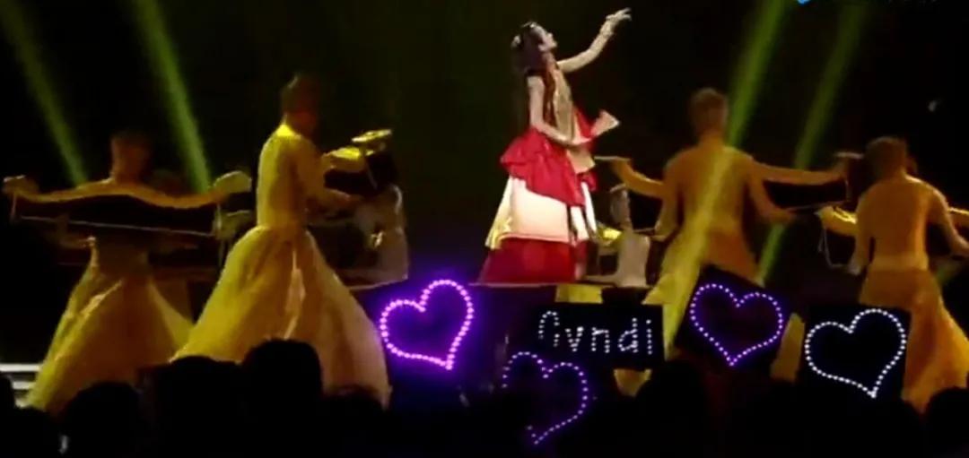 萨顶顶为何能唱那么高,萨顶顶为什么能唱那么高音